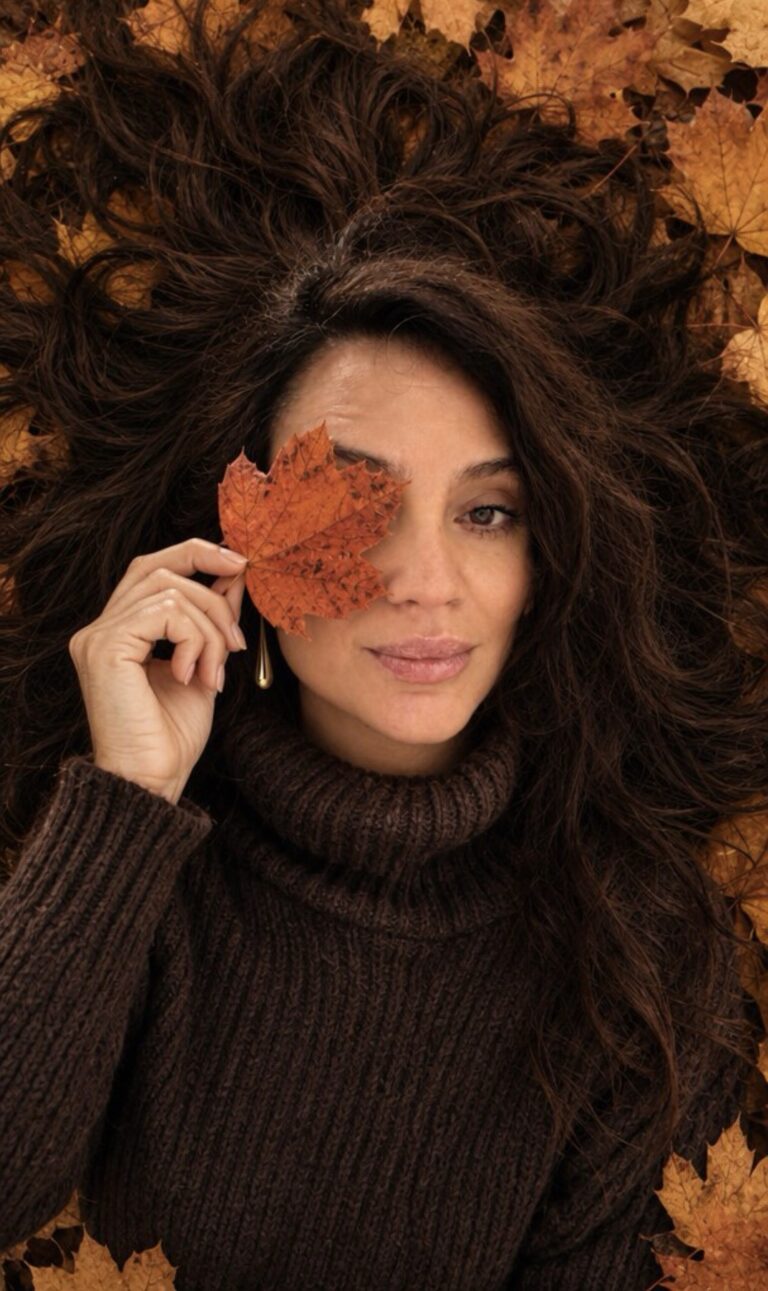 Cristina Toader – portret de toamnă Cristina Toader, portret printre frunze de toamnă