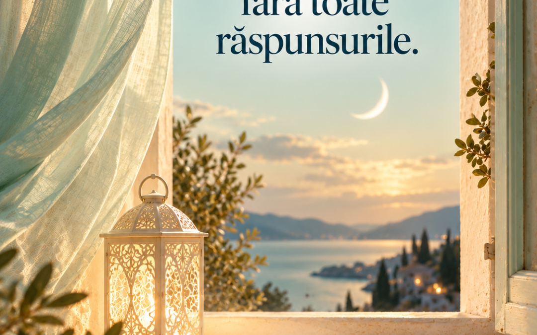 Felinar luminos la o fereastră arcuită, cu perdea delicată și semilună, pentru rugăciunea de seară Divine.